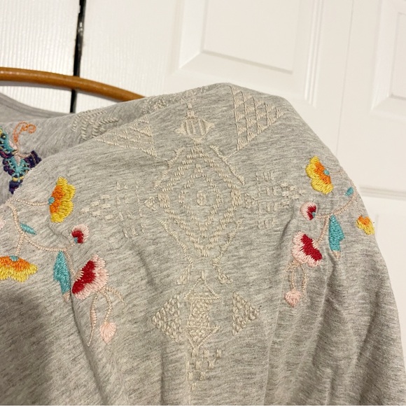 Johnny Was Embroidered Short Sleeve T-Shirt Size XS Gray Scoop Neck Floral Tee - Picture 9 of 11
